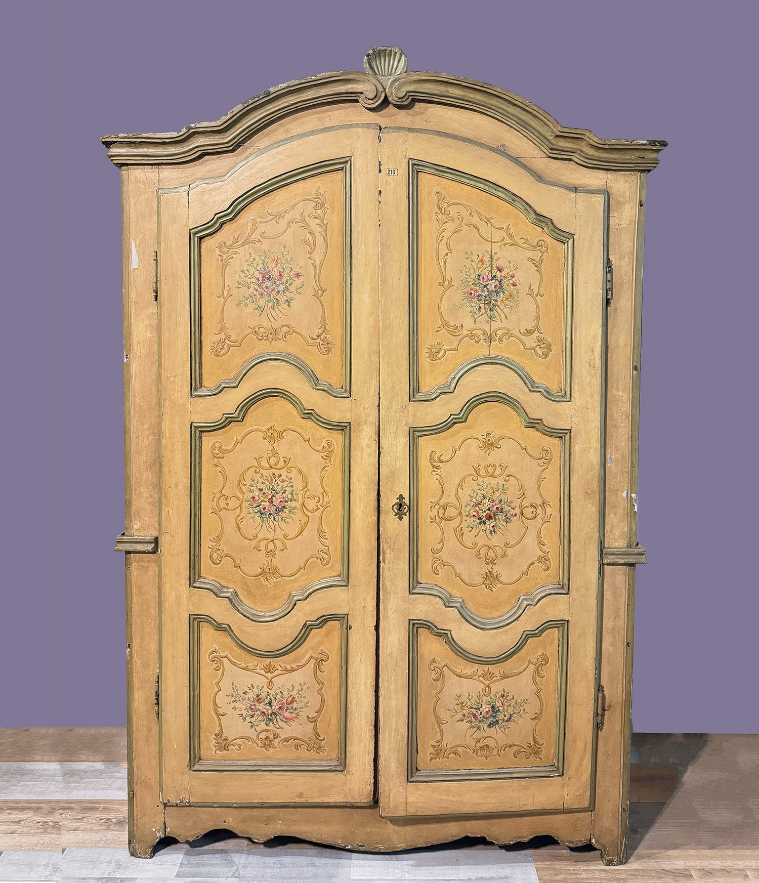 Armoire laquée et peinte, origine Piémont, époque XVIIIe siècle